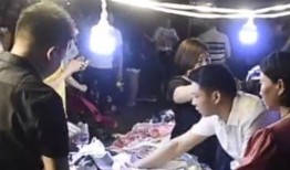 網(wǎng)紅爆料地攤視頻在線觀看,地攤視頻背后的真實生活，在線觀看帶你一探究竟